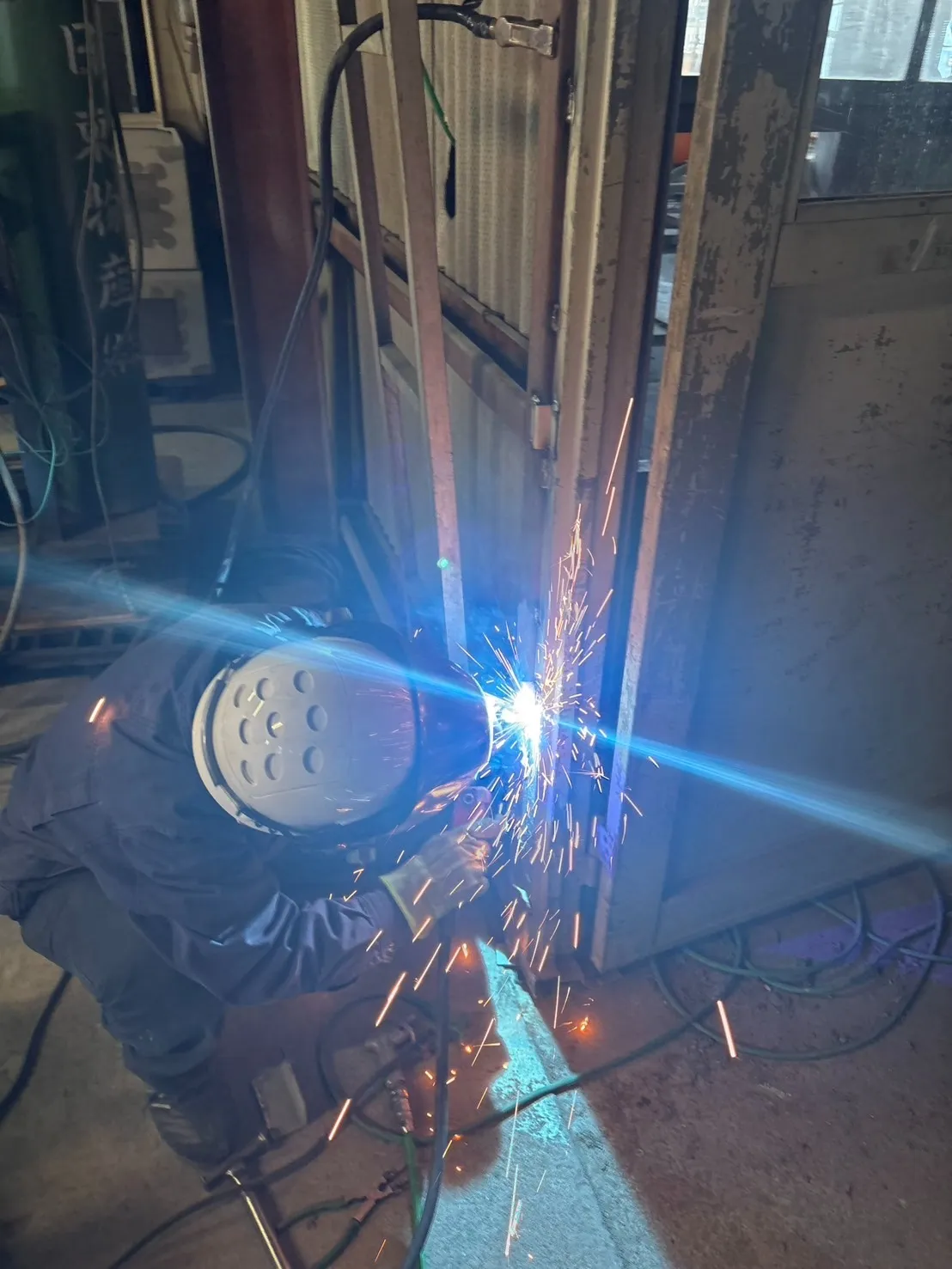 【社内修理】倉庫の扉の歪みを溶接で直しました！